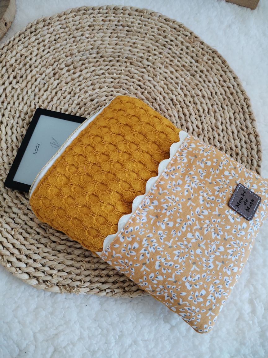 Bolsa Acolchoada para E-Reader – Compatível com Kindle e Kobo (13×18 cm) - Waffle Mostarda e Floral