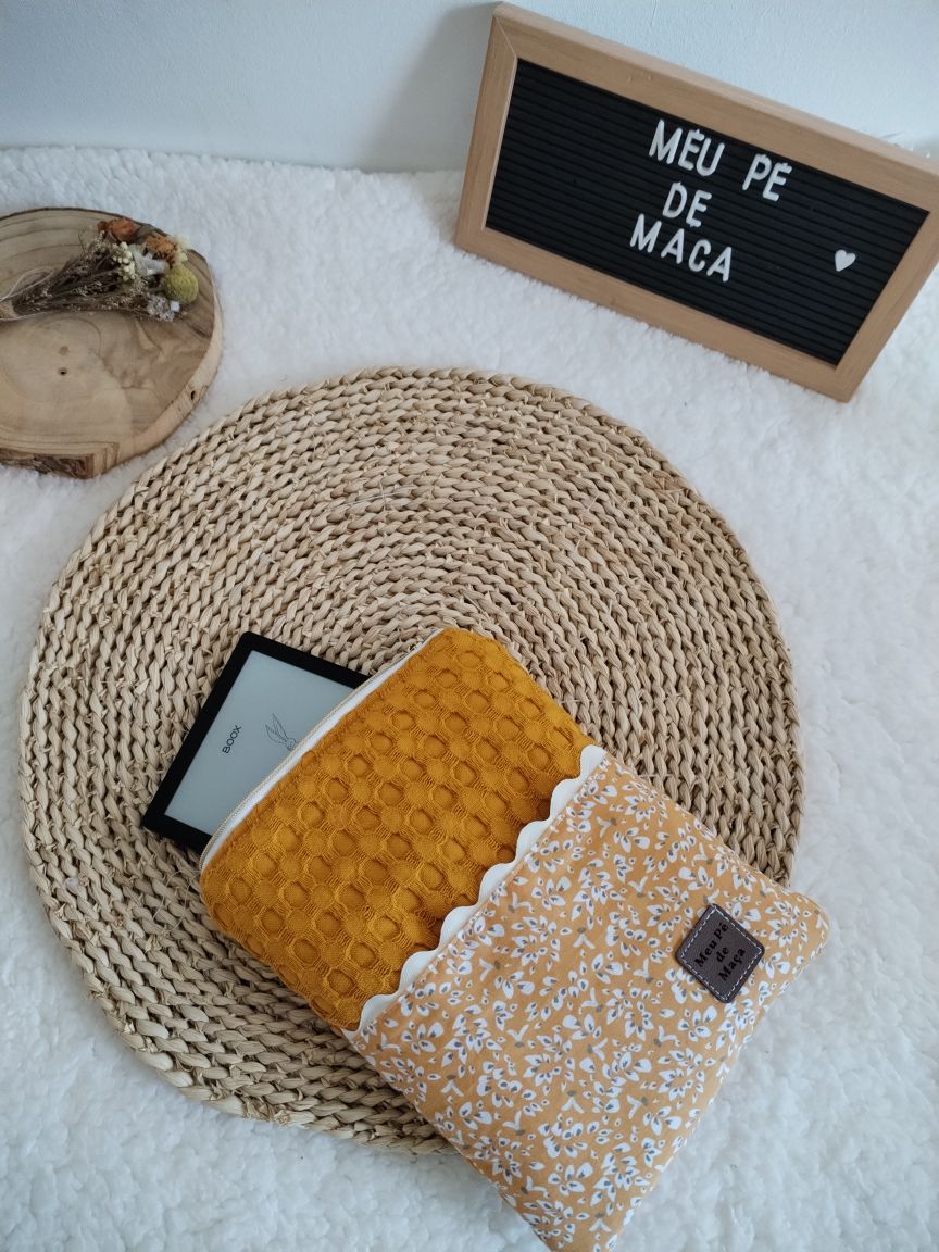 Bolsa Acolchoada para E-Reader – Compatível com Kindle e Kobo (13×18 cm) - Waffle Mostarda e Floral