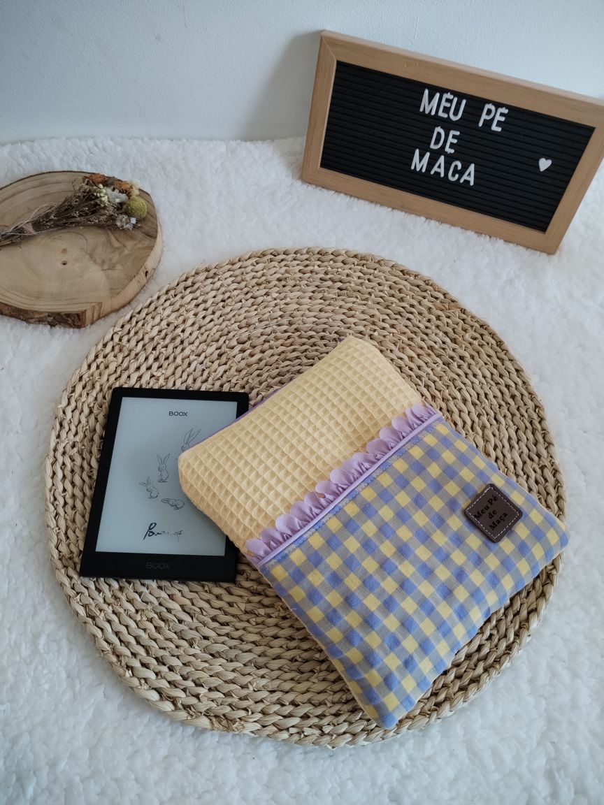 Bolsa Acolchoada para E-Reader – Compatível com Kindle e Kobo (13×18 cm) - Waffle Amarelo Pastel e Vichy amarelo e lilás