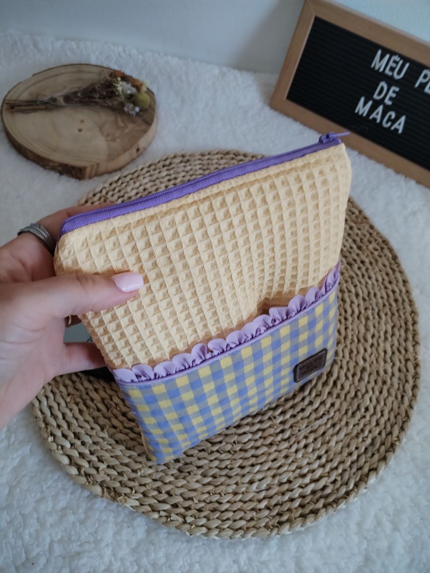 Bolsa Acolchoada para E-Reader – Compatível com Kindle e Kobo (13×18 cm) - Waffle Amarelo Pastel e Vichy amarelo e lilás
