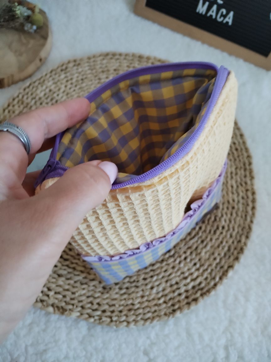 Bolsa Acolchoada para E-Reader – Compatível com Kindle e Kobo (13×18 cm) - Waffle Amarelo Pastel e Vichy amarelo e lilás