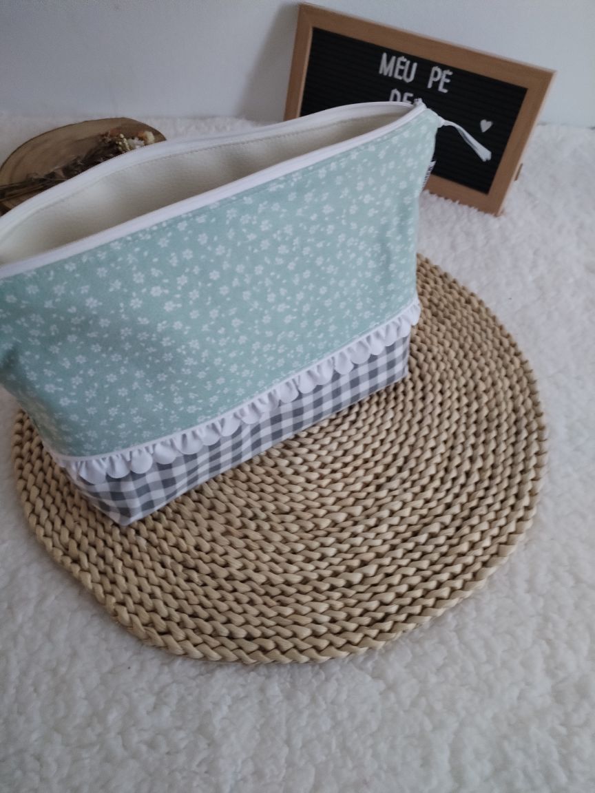 Necessaire triangular Floral Verde Água
