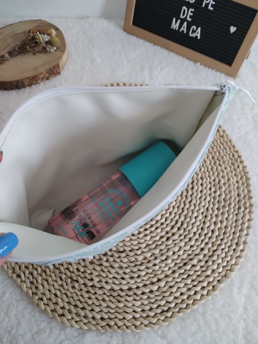 Necessaire triangular Floral Verde Água
