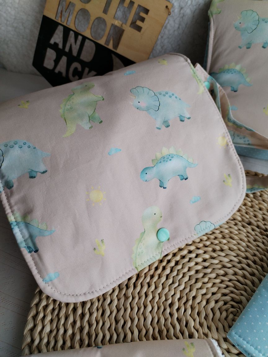 Conjunto Bolsa fraldas e toalhitas, muda fraldas e porta documentos - Dinossauros