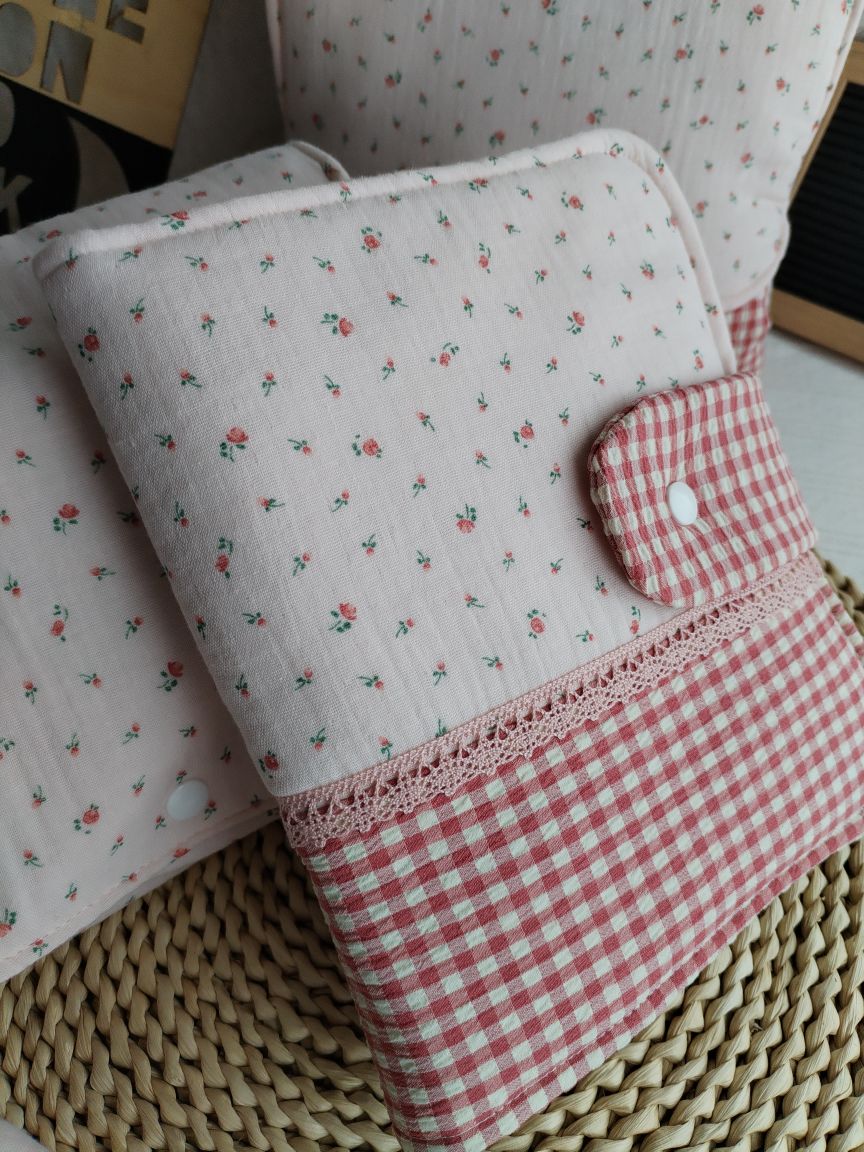 Conjunto Bolsa fraldas e toalhitas, muda fraldas e porta documentos - Musselina Floral Rosa