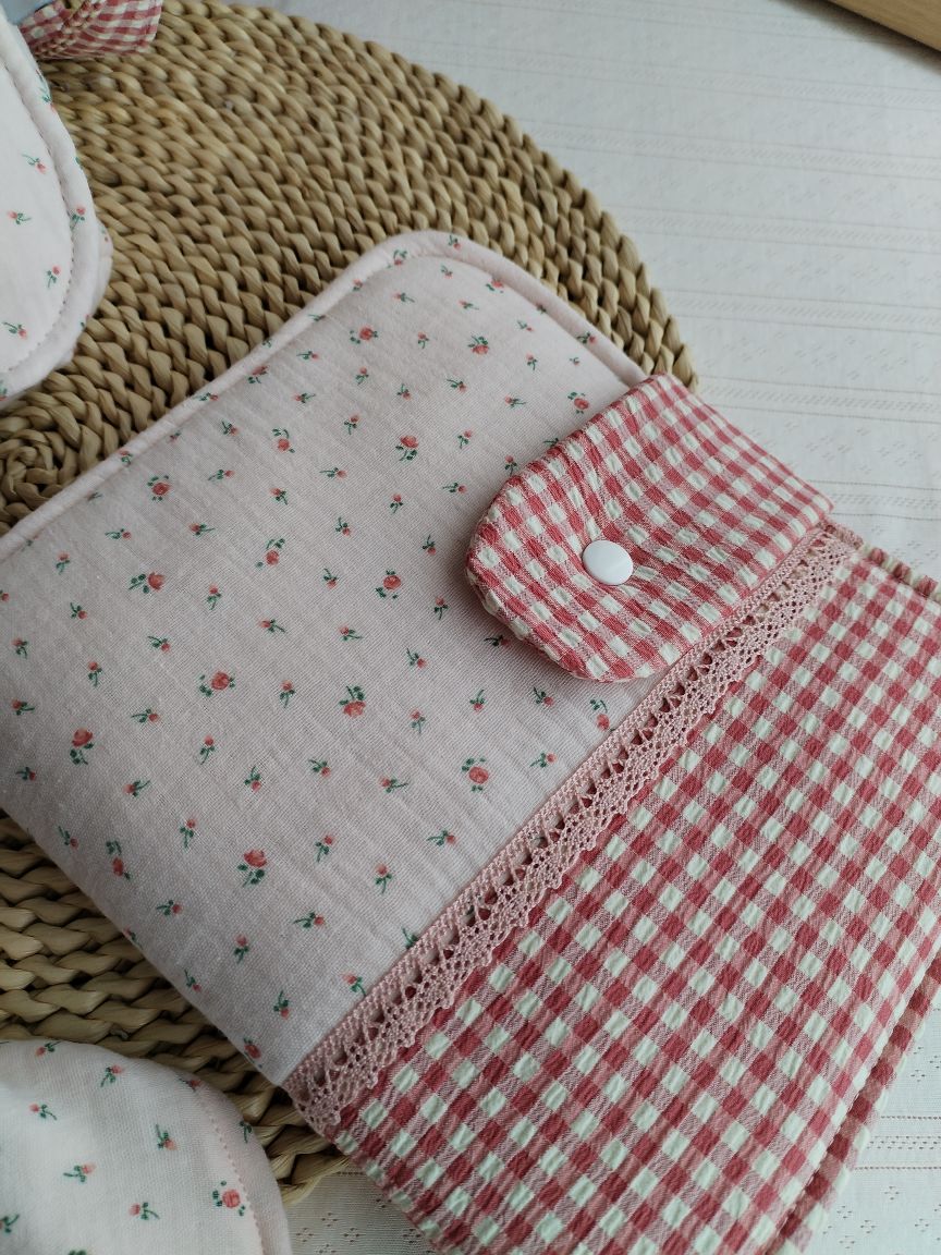 Conjunto Bolsa fraldas e toalhitas, muda fraldas e porta documentos - Musselina Floral Rosa