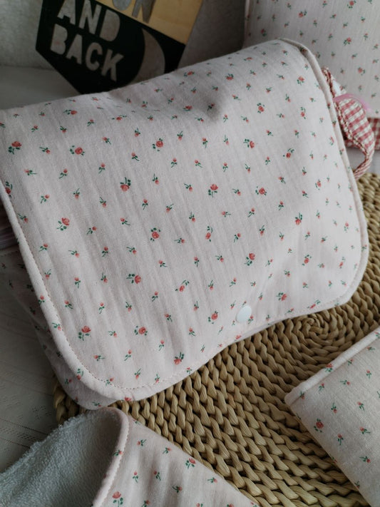 Conjunto Bolsa fraldas e toalhitas, muda fraldas e porta documentos - Musselina Floral Rosa