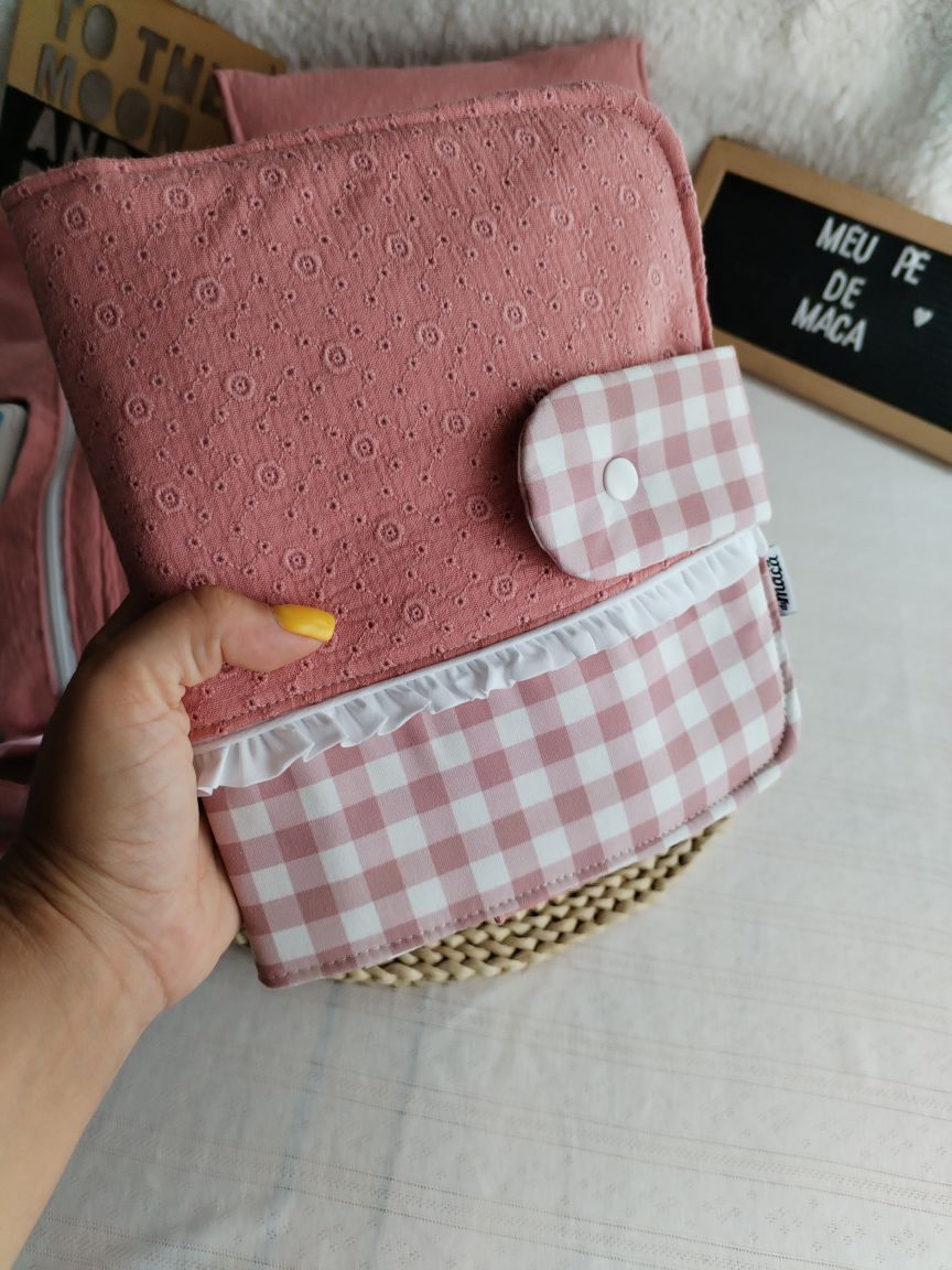 Conjunto Bolsa fraldas e toalhitas, muda fraldas e porta documentos - Musselina Bordada Floral Rosa Velho Escuro
