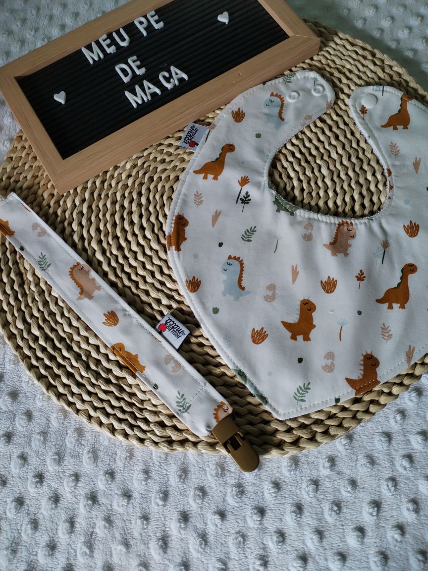 Conjunto Babete Bandana e Fita da Chupeta – Algodão Oeko-Tex®, Feito em Portugal - Dinossauros - Meu Pé de Maçã 
