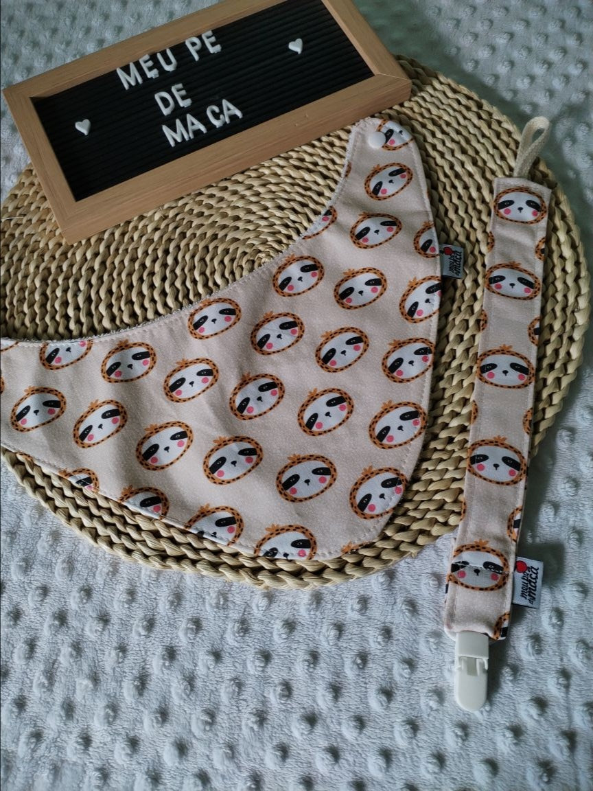 Conjunto Babete Bandana e Fita da Chupeta – Algodão Oeko-Tex®, Feito em Portugal - Preguiças Fofinhas - Meu Pé de Maçã 
