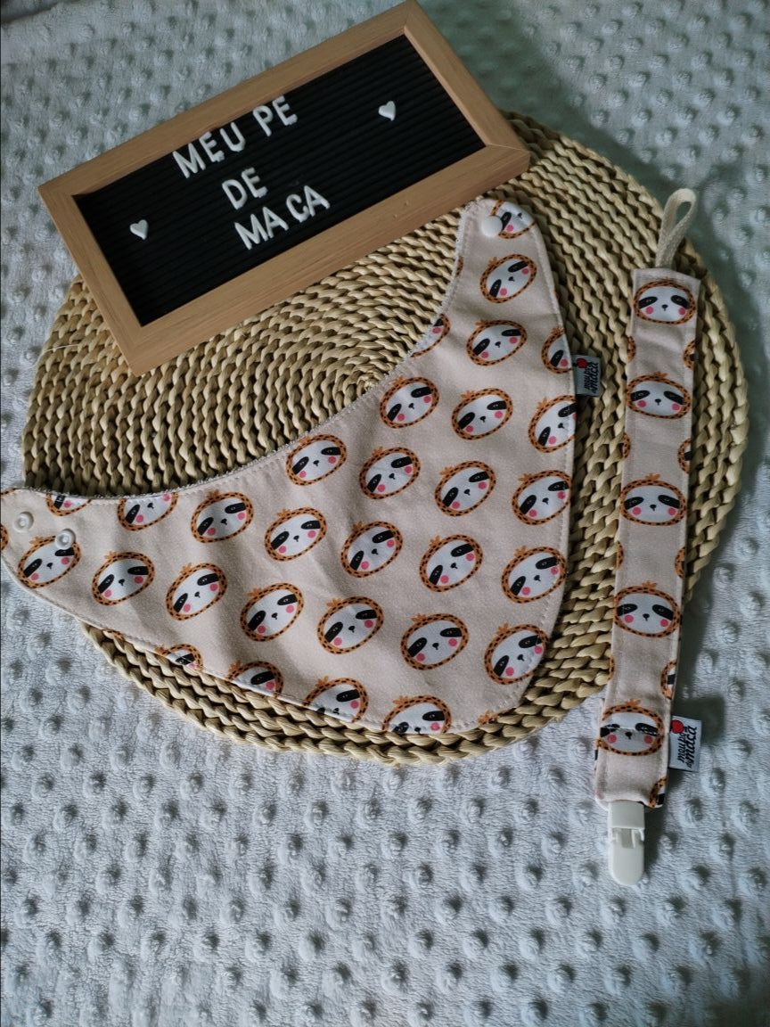 Conjunto Babete Bandana e Fita da Chupeta – Algodão Oeko-Tex®, Feito em Portugal - Preguiças Fofinhas - Meu Pé de Maçã 