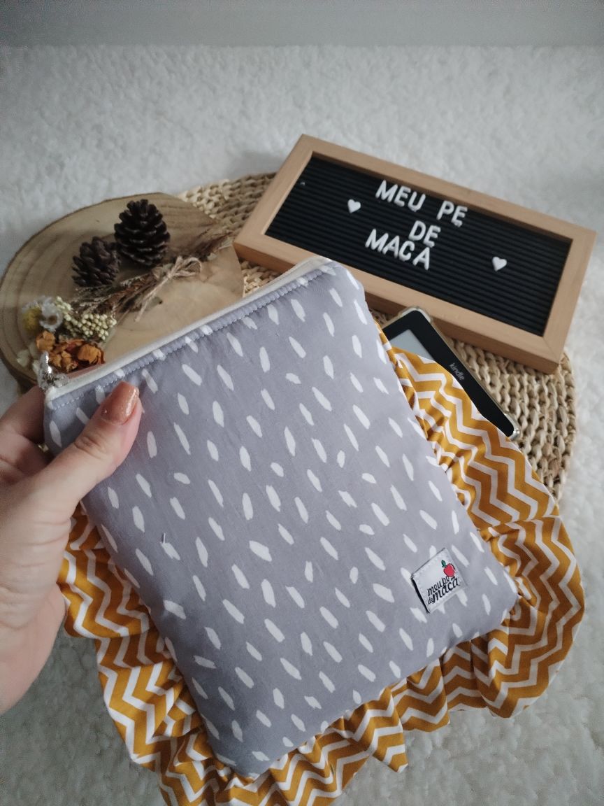 Bolsa Acolchoada para E-Reader – Compatível com Kindle e Kobo (13×18 cm) - Cinza e Mostarda - Meu Pé de Maçã 