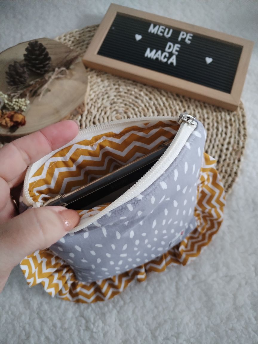 Bolsa Acolchoada para E-Reader – Compatível com Kindle e Kobo (13×18 cm) - Cinza e Mostarda - Meu Pé de Maçã 