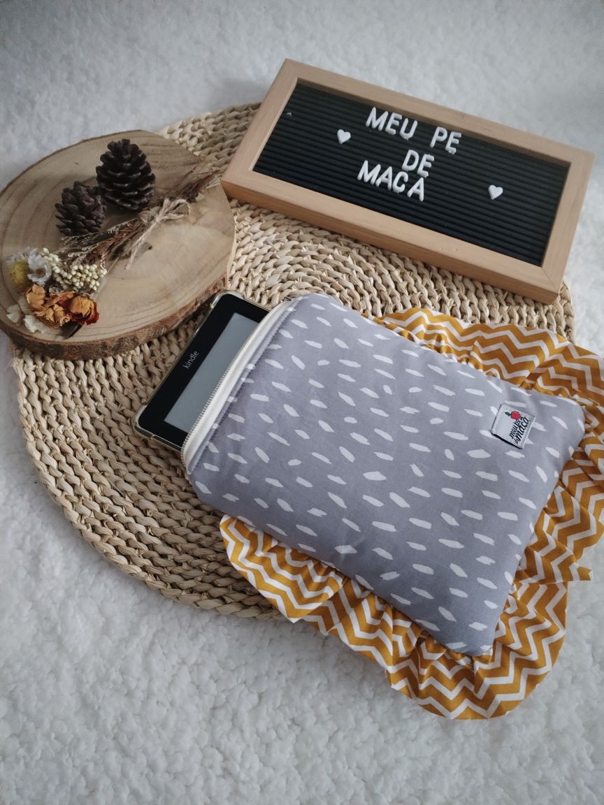 Bolsa Acolchoada para E-Reader – Compatível com Kindle e Kobo (13×18 cm) - Cinza e Mostarda - Meu Pé de Maçã 