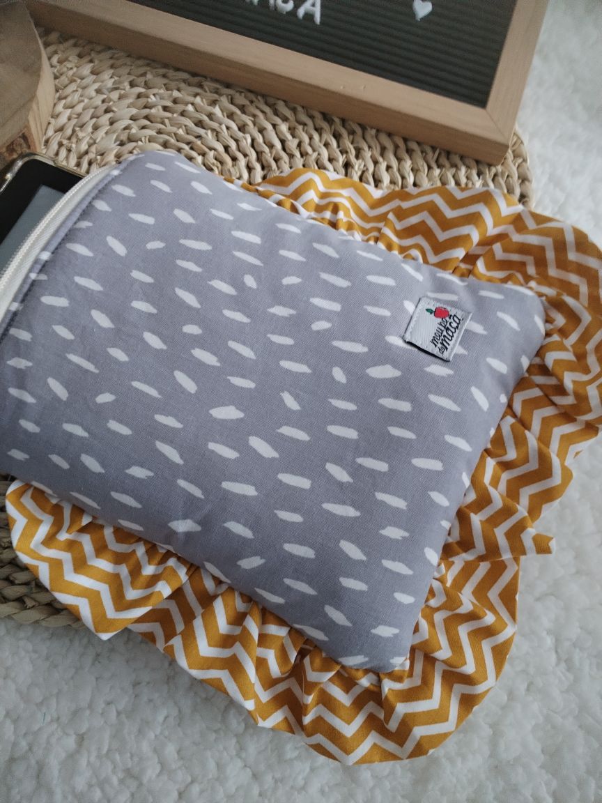 Bolsa Acolchoada para E-Reader – Compatível com Kindle e Kobo (13×18 cm) - Cinza e Mostarda - Meu Pé de Maçã 