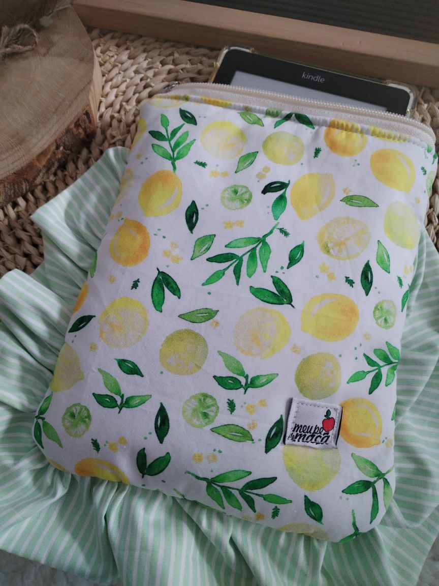 Bolsa Acolchoada para E-Reader – Compatível com Kindle e Kobo (13×18 cm) -  Limões - Meu Pé de Maçã 