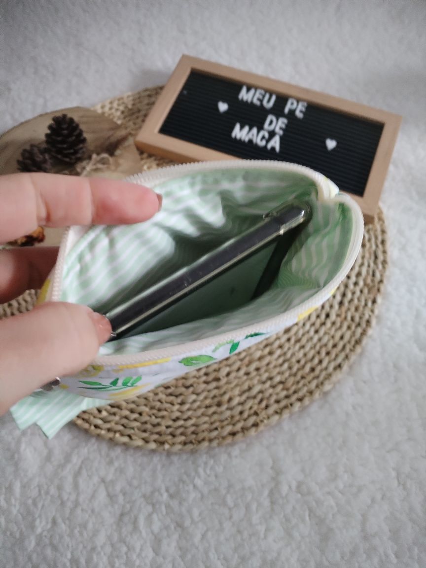 Bolsa Acolchoada para E-Reader – Compatível com Kindle e Kobo (13×18 cm) -  Limões - Meu Pé de Maçã 