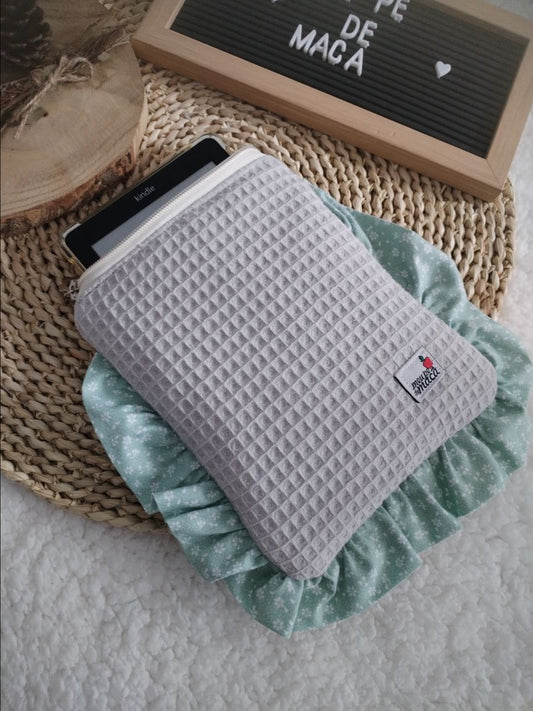 Bolsa Acolchoada para E-Reader – Compatível com Kindle e Kobo (13×18 cm) - Waffle Cinza com floral verde água - Meu Pé de Maçã 