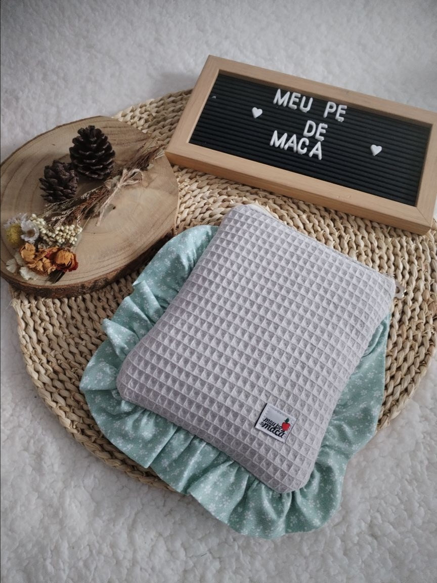 Bolsa Acolchoada para E-Reader – Compatível com Kindle e Kobo (13×18 cm) - Waffle Cinza com floral verde água - Meu Pé de Maçã 