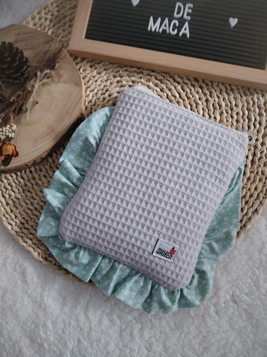 Bolsa Acolchoada para E-Reader – Compatível com Kindle e Kobo (13×18 cm) - Waffle Cinza com floral verde água - Meu Pé de Maçã 