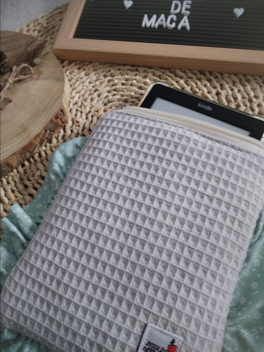 Bolsa Acolchoada para E-Reader – Compatível com Kindle e Kobo (13×18 cm) - Waffle Cinza com floral verde água - Meu Pé de Maçã 