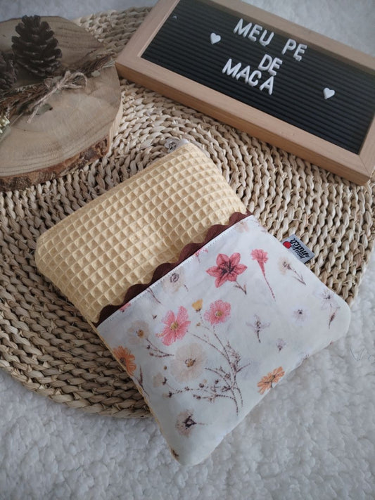 Conjunto Bolsa para Portátil + Bolsa para E-reader – Waffle Amarelo Pastel e Floral - Meu Pé de Maçã 