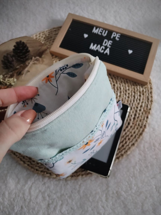 Bolsa Acolchoada para E-Reader – Compatível com Kindle e Kobo (13×18 cm) - Linho Verde Água e Floral - Meu Pé de Maçã 