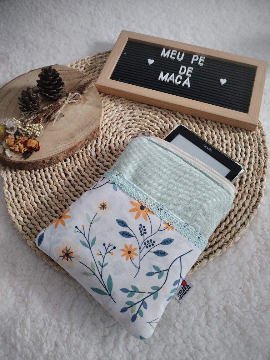 Bolsa Acolchoada para E-Reader – Compatível com Kindle e Kobo (13×18 cm) - Linho Verde Água e Floral - Meu Pé de Maçã 