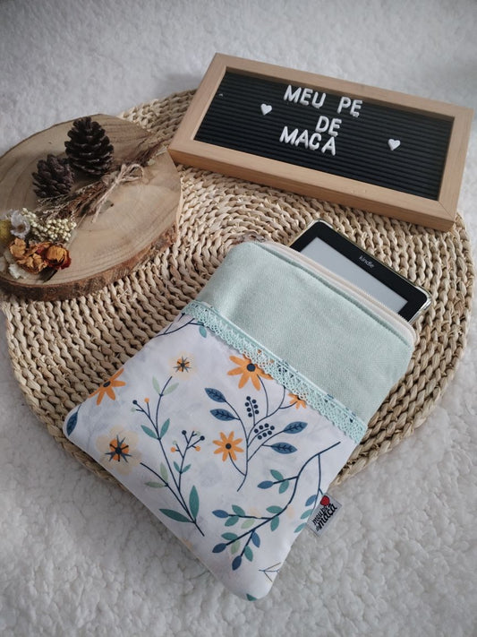 Bolsa Acolchoada para E-Reader – Compatível com Kindle e Kobo (13×18 cm) - Linho Verde Água e Floral - Meu Pé de Maçã 
