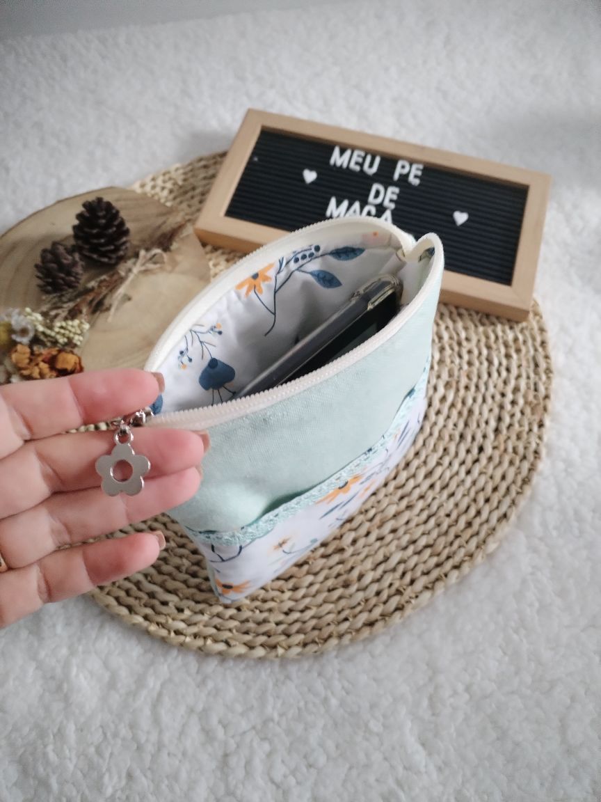 Bolsa Acolchoada para E-Reader – Compatível com Kindle e Kobo (13×18 cm) - Linho Verde Água e Floral - Meu Pé de Maçã 