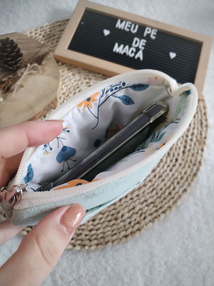 Bolsa Acolchoada para E-Reader – Compatível com Kindle e Kobo (13×18 cm) - Linho Verde Água e Floral - Meu Pé de Maçã 