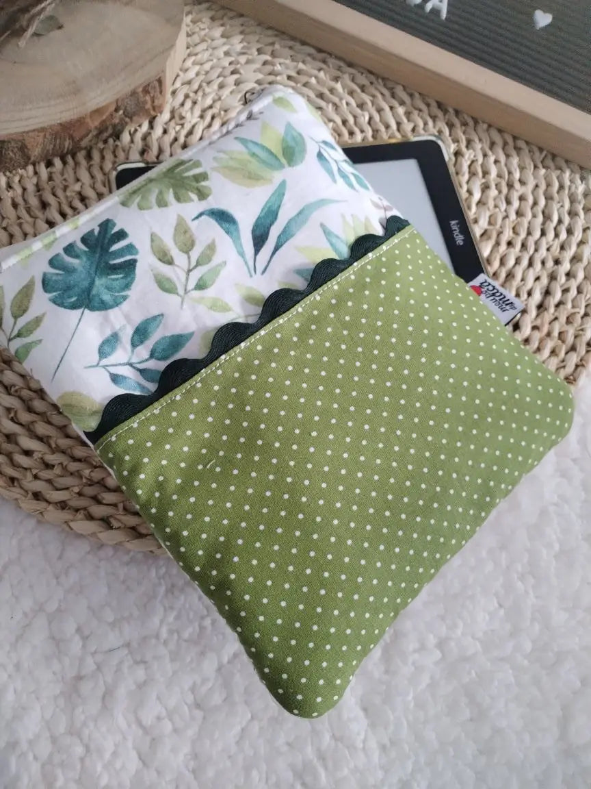 Bolsa Acolchoada para E-Reader – Compatível com Kindle e Kobo (13×18 cm) - Vegetação Verde - Meu Pé de Maçã 