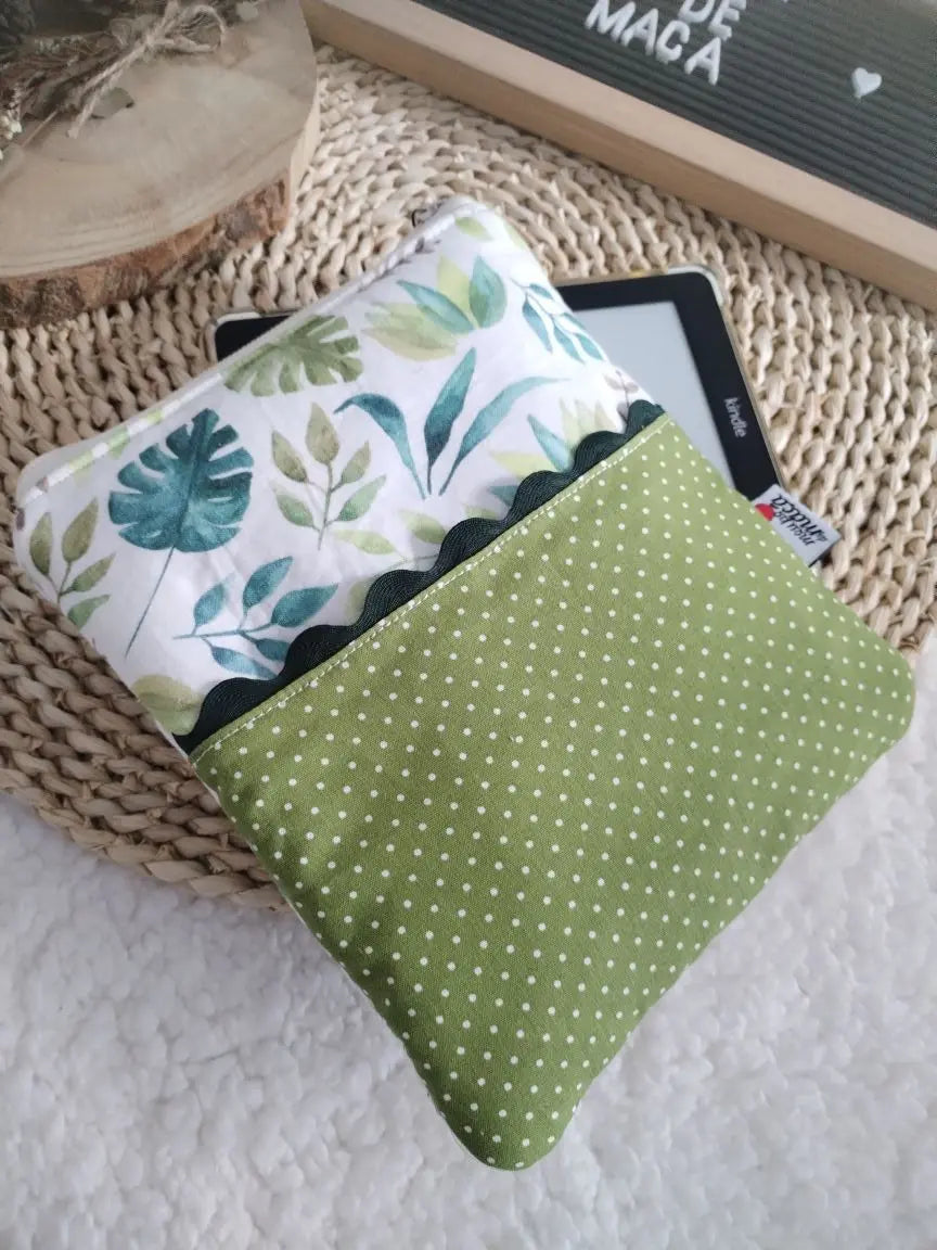 Bolsa Acolchoada para E-Reader – Compatível com Kindle e Kobo (13×18 cm) - Vegetação Verde - Meu Pé de Maçã 