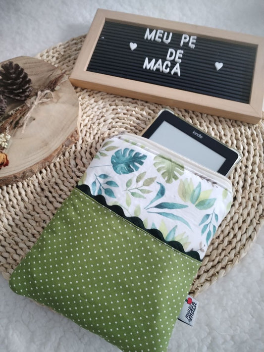 Bolsa Acolchoada para E-Reader – Compatível com Kindle e Kobo (13×18 cm) - Vegetação Verde - Meu Pé de Maçã 