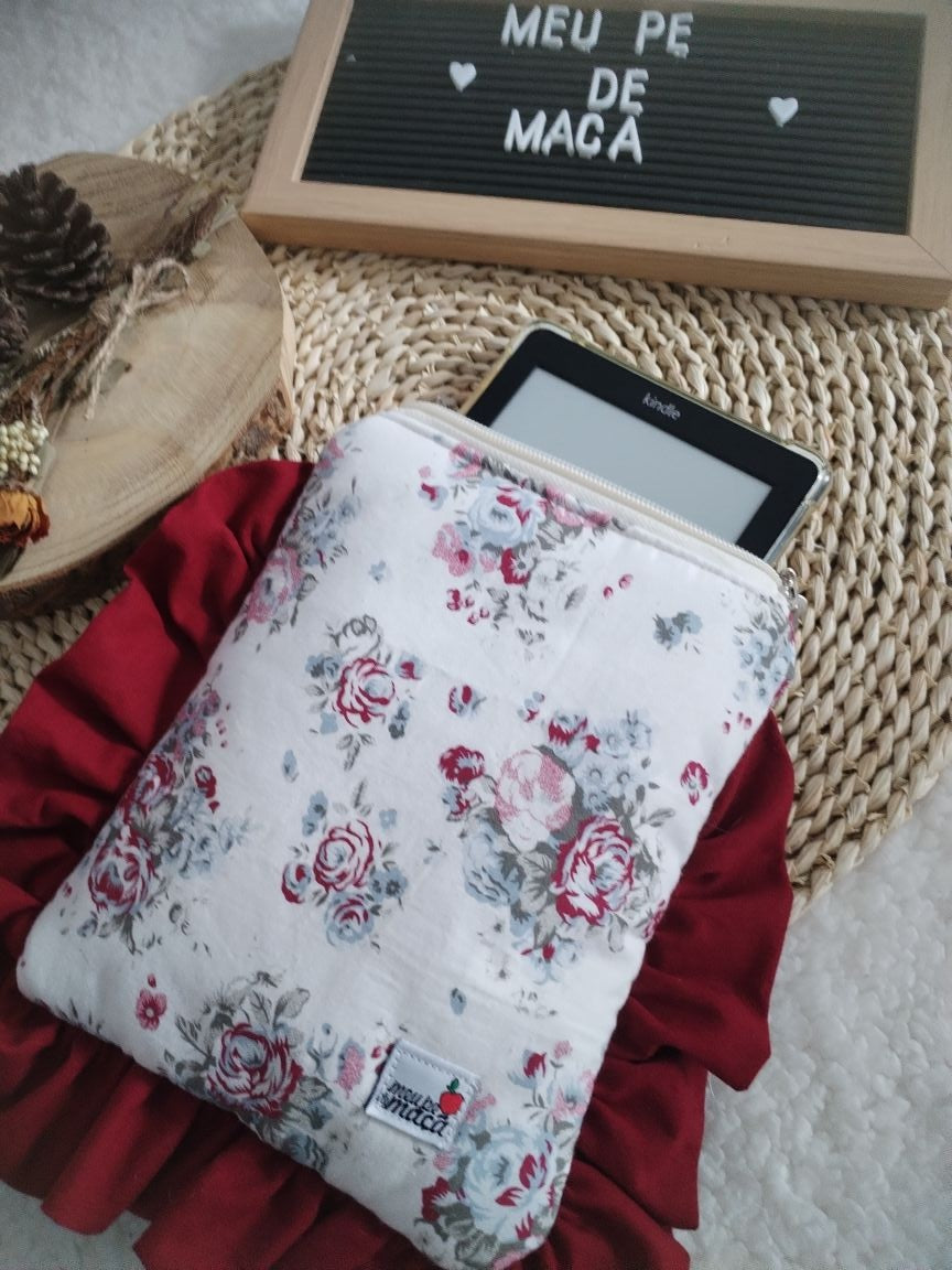 Bolsa Acolchoada para E-Reader – Compatível com Kindle e Kobo (13×18 cm) - Floral Bordo - Meu Pé de Maçã 