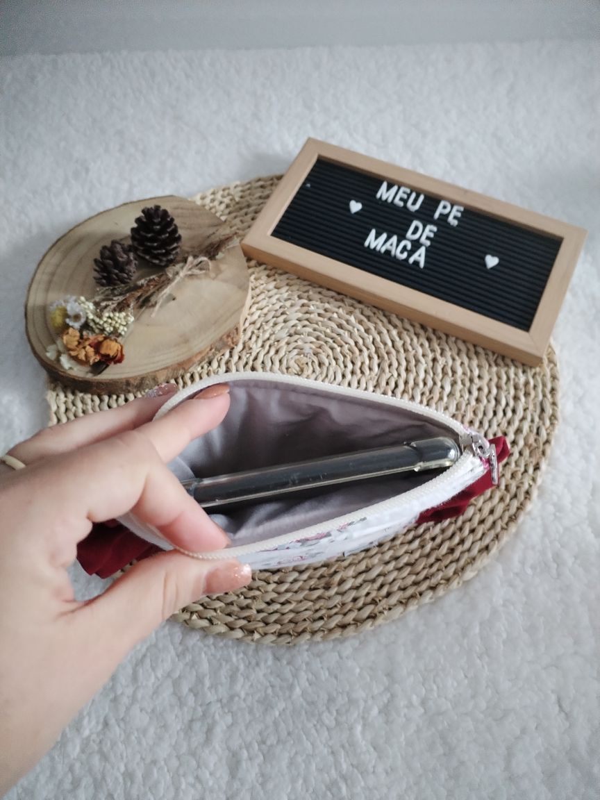 Bolsa Acolchoada para E-Reader – Compatível com Kindle e Kobo (13×18 cm) - Floral Bordo - Meu Pé de Maçã 