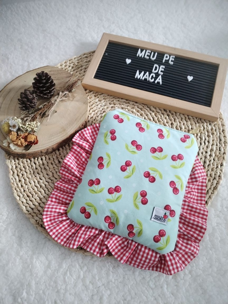 Bolsa Acolchoada para E-Reader – Compatível com Kindle e Kobo (13×18 cm) - Cerejas fundo verde água - Meu Pé de Maçã 
