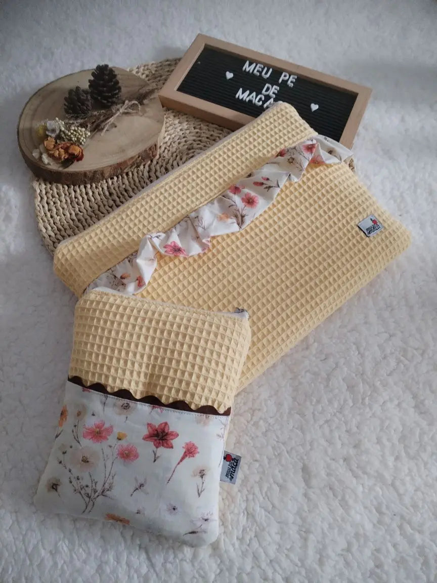 Conjunto Bolsa para Portátil + Bolsa para E-reader – Waffle Amarelo Pastel e Floral - Meu Pé de Maçã 