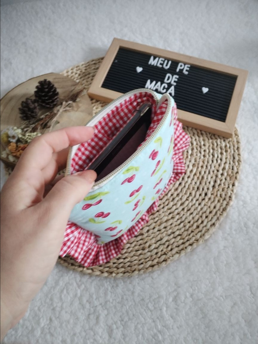 Bolsa Acolchoada para E-Reader – Compatível com Kindle e Kobo (13×18 cm) - Cerejas fundo verde água - Meu Pé de Maçã 