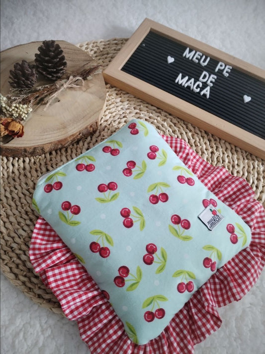 Bolsa Acolchoada para E-Reader – Compatível com Kindle e Kobo (13×18 cm) - Cerejas fundo verde água - Meu Pé de Maçã 