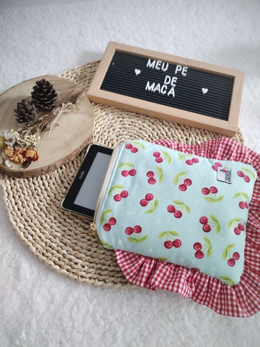Bolsa Acolchoada para E-Reader – Compatível com Kindle e Kobo (13×18 cm) - Cerejas fundo verde água - Meu Pé de Maçã 