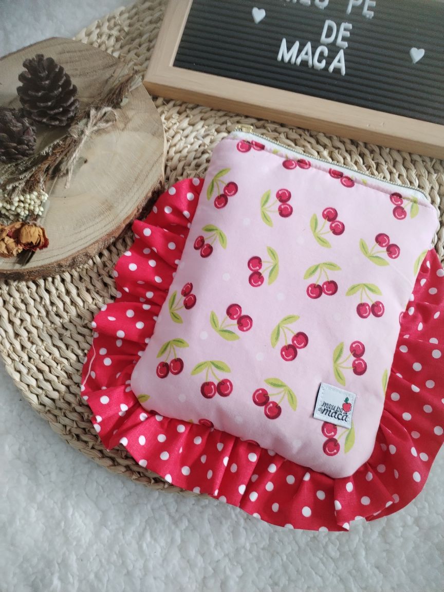 Bolsa Acolchoada para E-Reader – Compatível com Kindle e Kobo (13×18 cm) - Cerejas Fundo Rosa - Meu Pé de Maçã 
