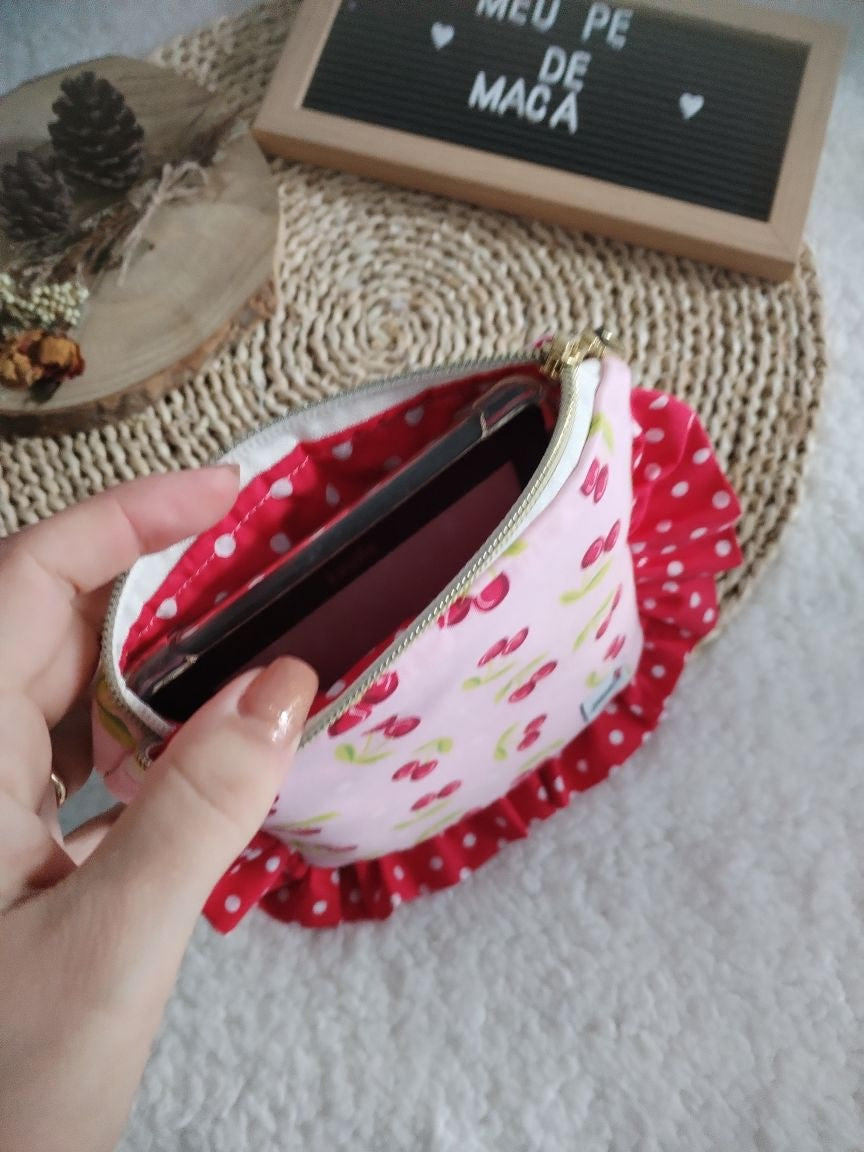 Bolsa Acolchoada para E-Reader – Compatível com Kindle e Kobo (13×18 cm) - Cerejas Fundo Rosa - Meu Pé de Maçã 