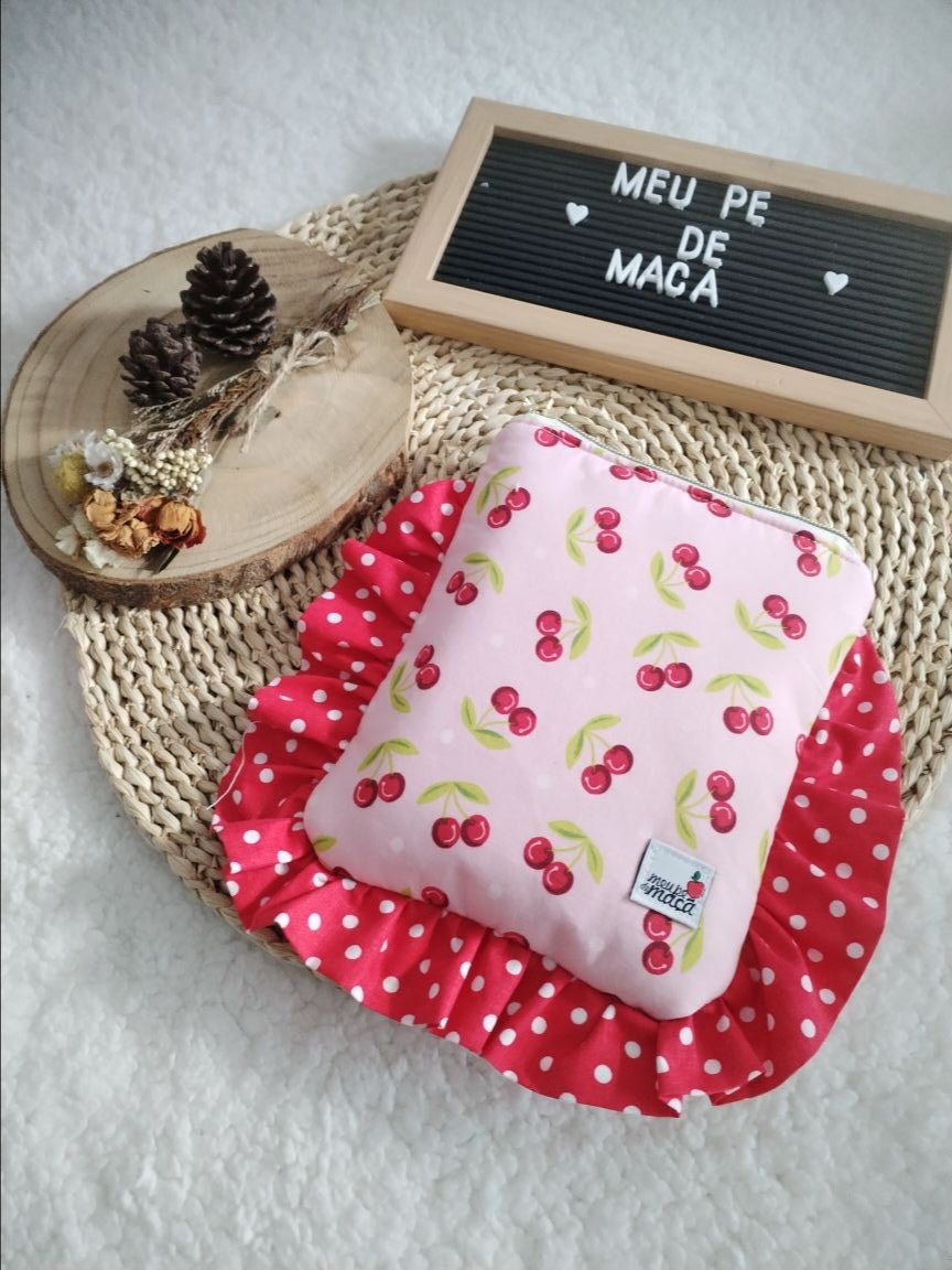 Bolsa Acolchoada para E-Reader – Compatível com Kindle e Kobo (13×18 cm) - Cerejas Fundo Rosa - Meu Pé de Maçã 