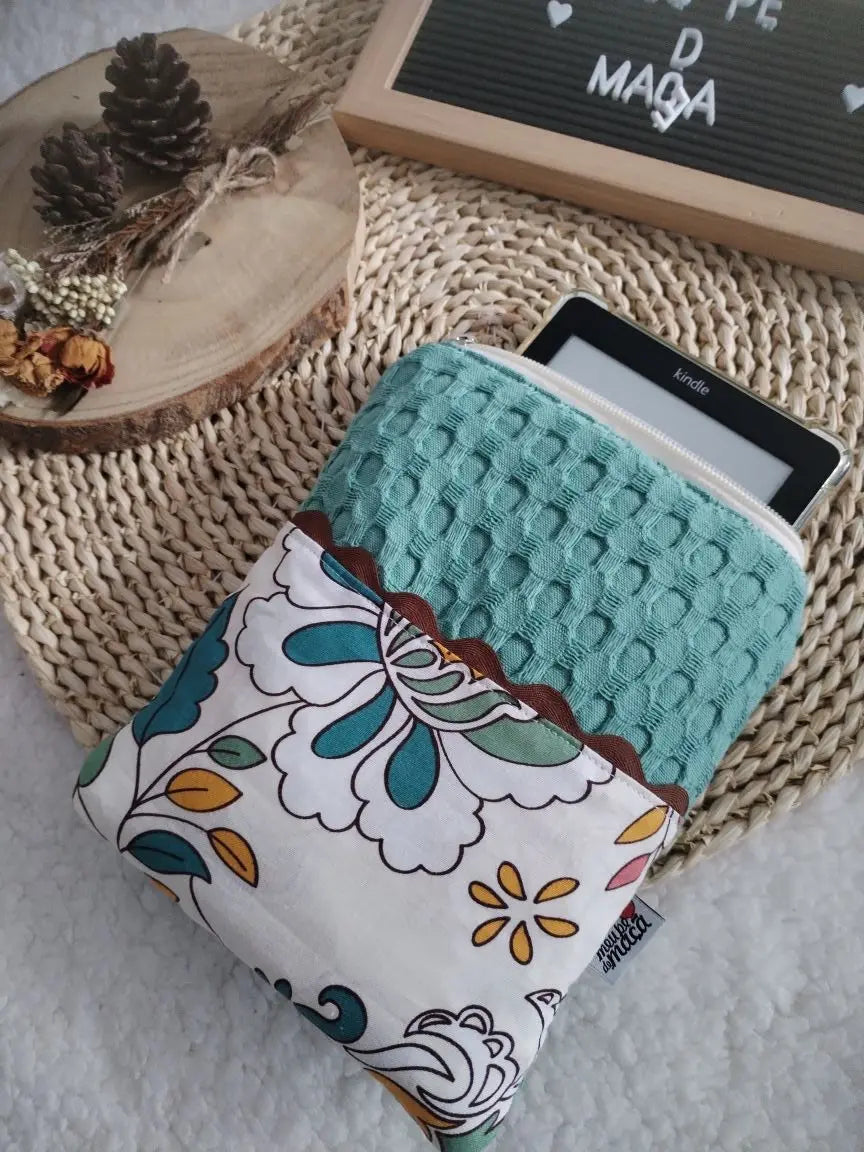 Bolsa Acolchoada para E-Reader – Compatível com Kindle e Kobo (13×18 cm) - Waffle Verde - Meu Pé de Maçã 