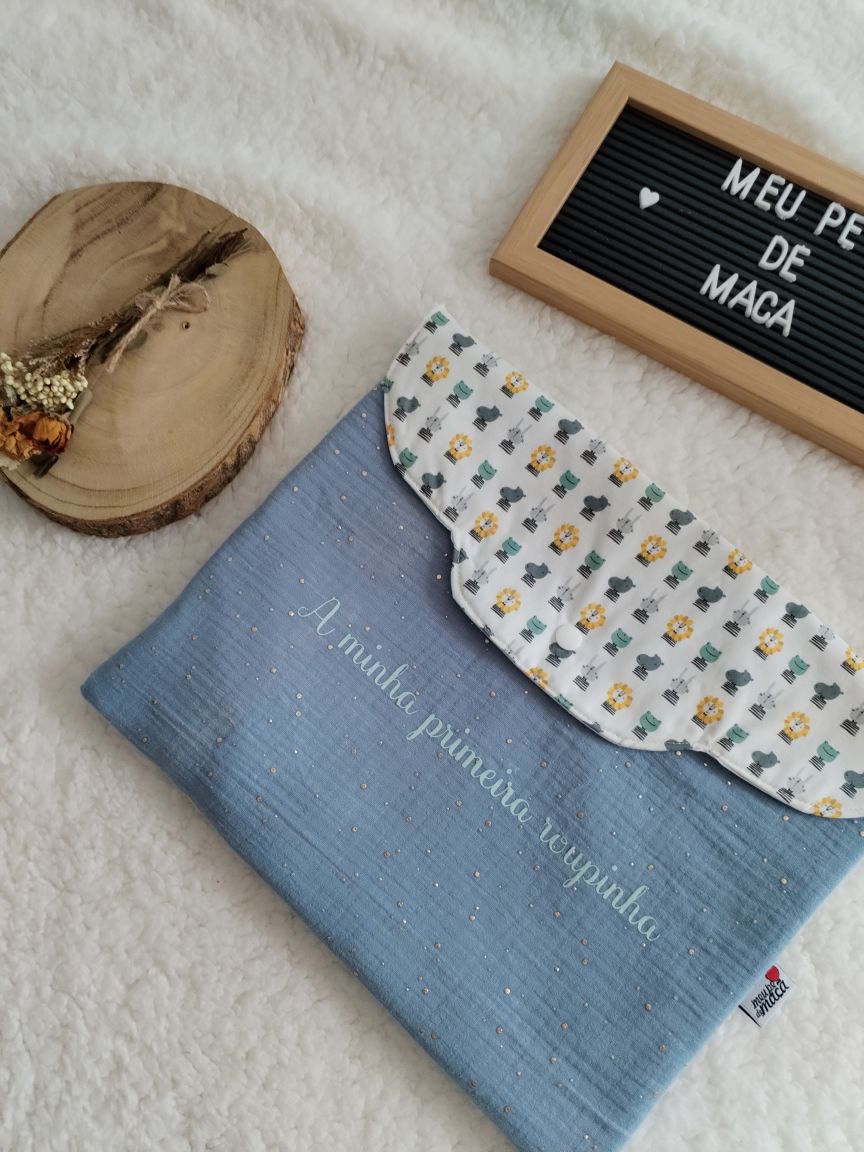 Bolsa Envelope - A minha primeira roupinha - Meu Pé de Maçã 
