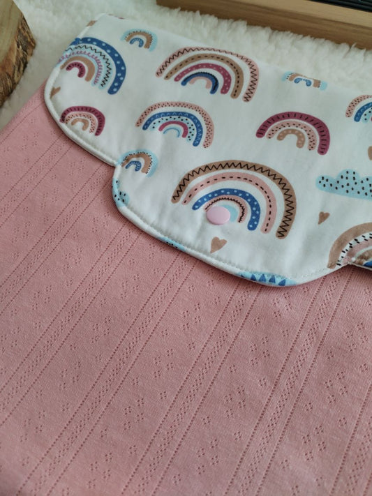 Bolsa Envelope - Primeira Roupinha - Arco Íris - Meu Pé de Maçã 