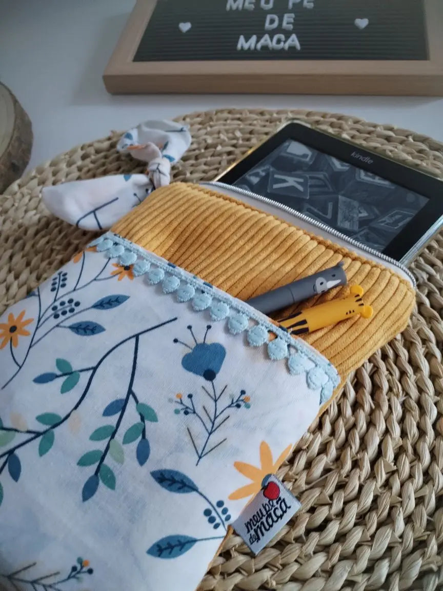 Bolsa acolchoada para e-reader (Kindle, Kobo e outros) - Amarela - Meu Pé de Maçã 