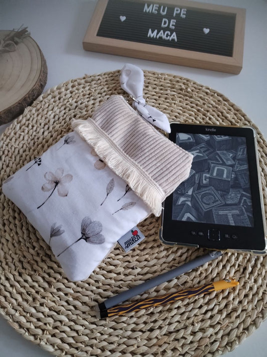 Sleeve para e-reader até 13 cm - Floral Bege - Meu Pé de Maçã 