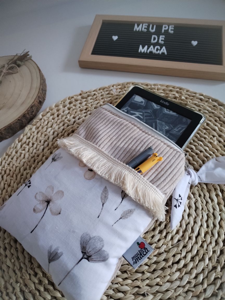 Sleeve para e-reader até 13 cm - Floral Bege - Meu Pé de Maçã 